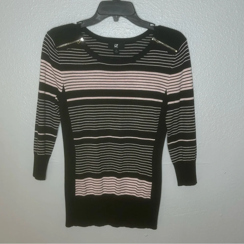Iz Byer Black and Blush Striped Crew Neck Quarter Sleeve Lightweight Sweater - Picture 1 of 5